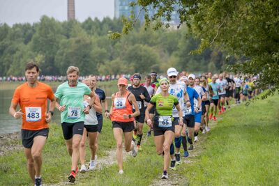 Vaid üks korda aastas kulgeb pikk jooksjate rivi Ülemiste järve kallastel