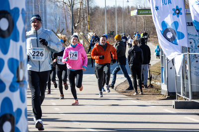 Stroomi park pakkus täna päikselist päeva nii suurematele kui väiksematele Sinilillejooksu sõpradele