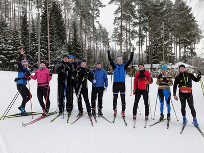 Pildil Peeter Kümmeli matkagrupp Valgehobusemäel