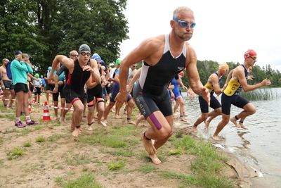 Kahekordna supersprint triatlon algas Pühajärves ujumisega