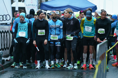 Audi Vana-aasta jooksupäeva maratoonarid ja teatemaratoni avavahetuse jooksjad stardi ootuses