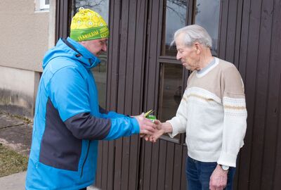 Mati Jürisson andis Benno Viirandile üle kutse jooksule ja mütsi.